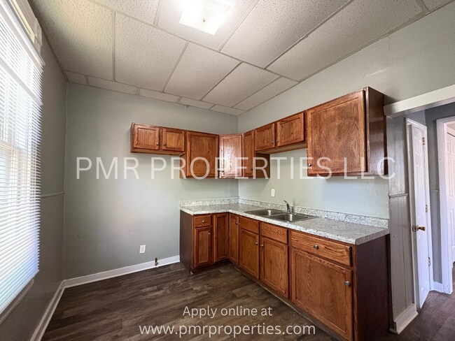 Building Photo - Charming 2 Bed, 1 Bath House