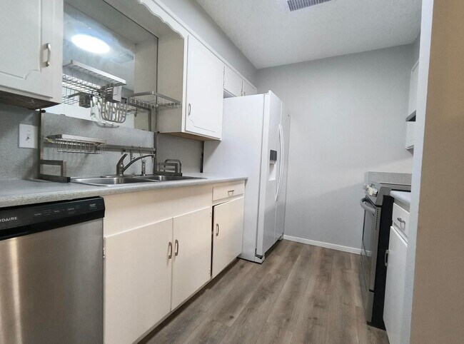 Foto del edificio - Cozy 2 bed, 2 bath home in SOUTHLAND PARK ADDITION AVAILABLE NOW!