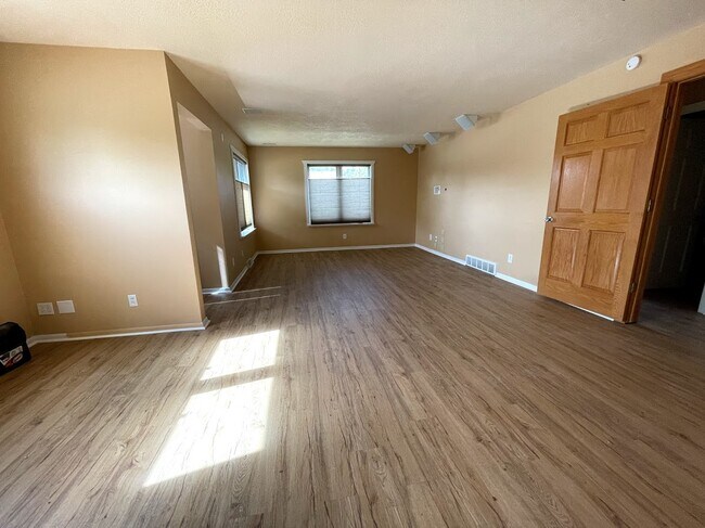 Building Photo - 414 1st St W