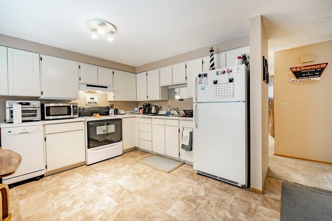 KItchen - 1072 Mitchell Ave