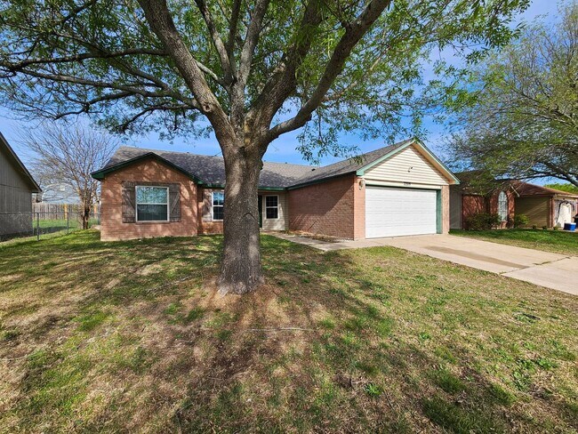 Foto del edificio - AVAILABLE NOW!