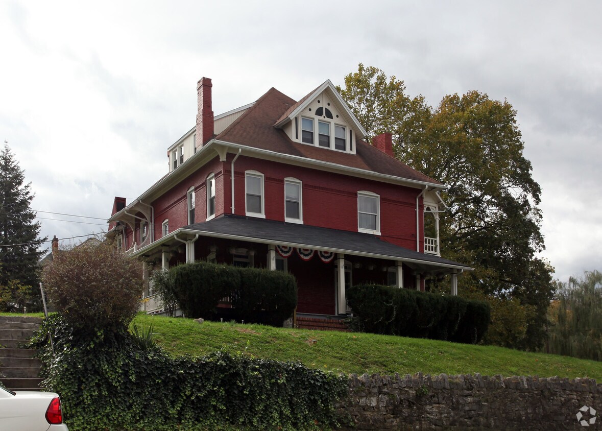 Primary Photo - 400 Virginia & 531 Surrey Ave