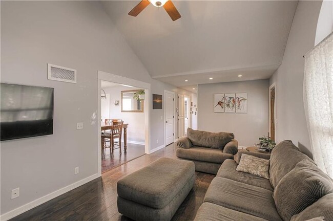 Building Photo - 906 NE 194th Ter