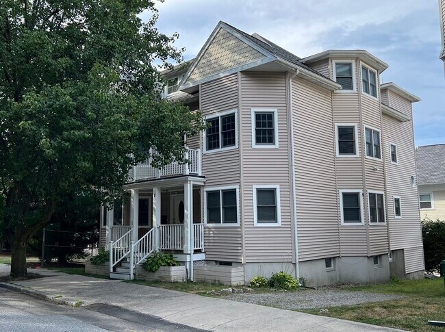 Building Photo - 7 Capen St E