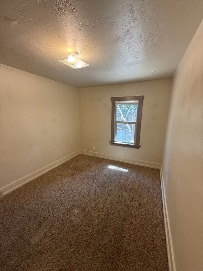 Building Photo - 2130 Vine Ave