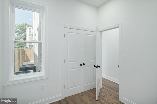 Building Photo - 2124 N Woodstock St
