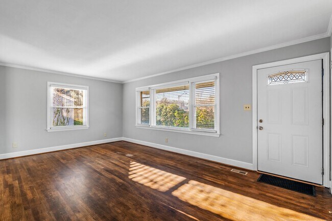 Foto del edificio - Adorable Brick Ranch Home in the Desirable Lindley Park Area!  Updated, Hardwood Floors, Fenced!