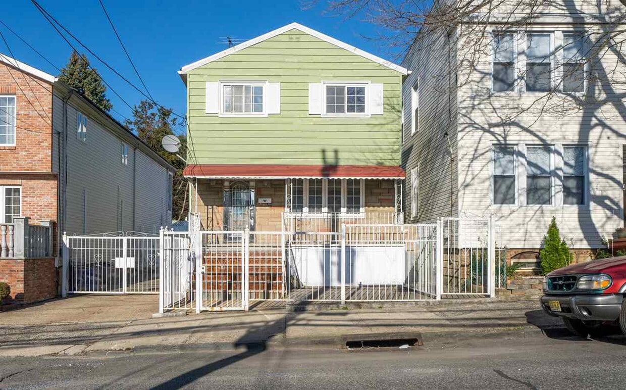 Primary Photo - 216 Bartholdi Ave