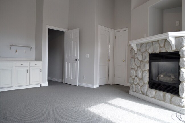 Building Photo - 340 Rainbow Ln
