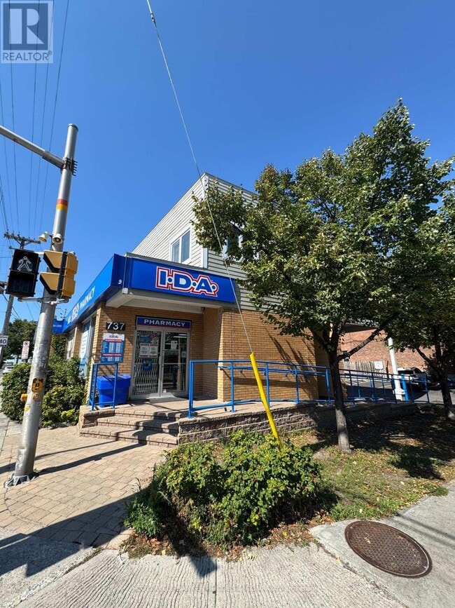 Building Photo - 737-737 Gladstone Ave