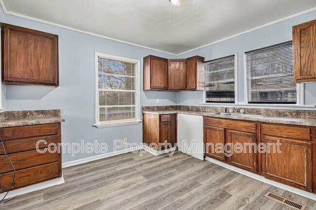 Building Photo - 1007 12th St