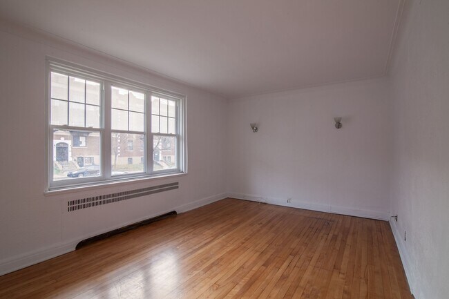 Photo du bâtiment - 4745 Chem. Queen Mary