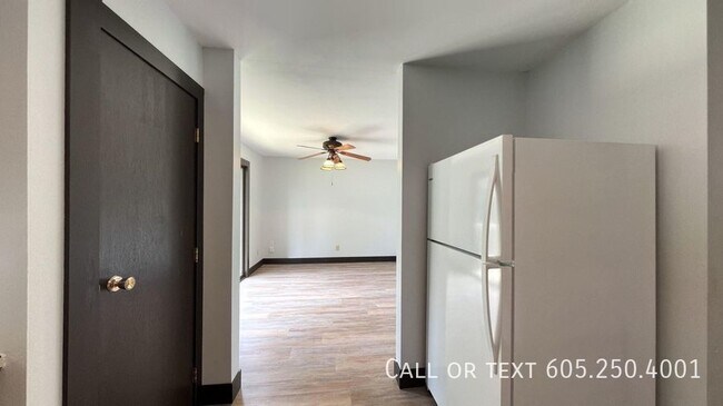 Building Photo - Amazing 3 Bedroom 2.5 Bath duplex with att...