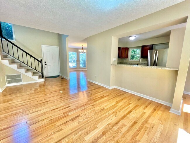 Building Photo - Beautiful Bennington Home!