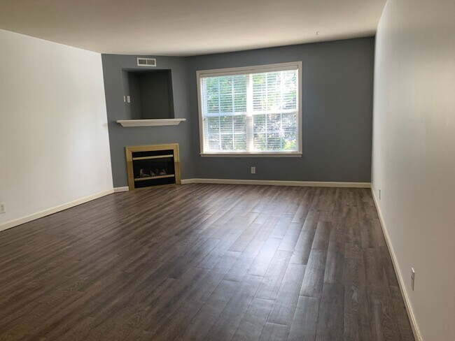 Building Photo - 2 bedroom, 1 1/2 bath in Brent Park Condos