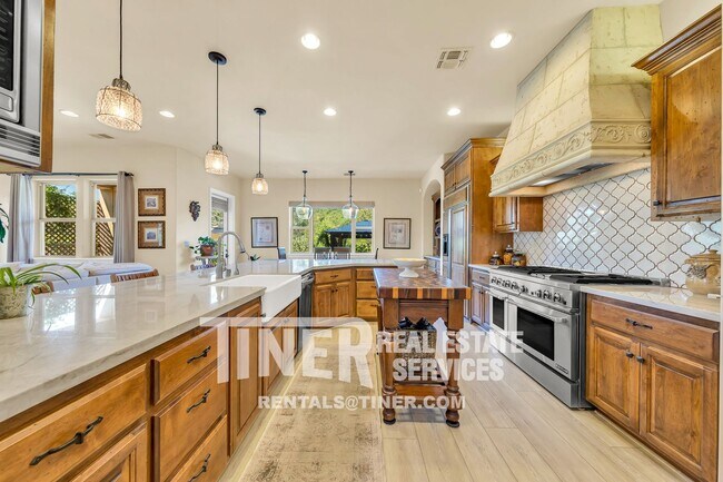 Foto del edificio - Stunning 4 bedroom, 3.5 bathroom home in E...
