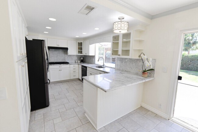 Building Photo - Spacious & Fabulous! Two story 3 bedroom 2...