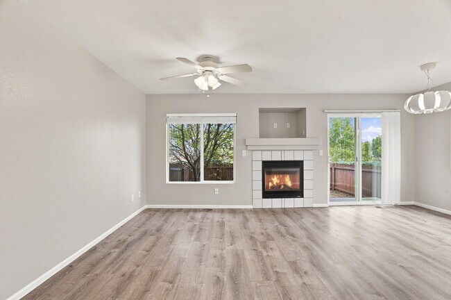 Foto del edificio - $2,045.95 - 3-Bed, 3-Bath Townhome with Modern Upgrades and Private Yard!