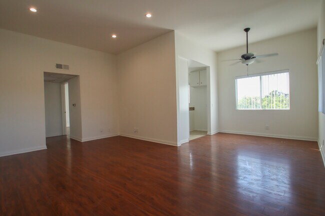 Building Photo - 135 N Beachwood Dr