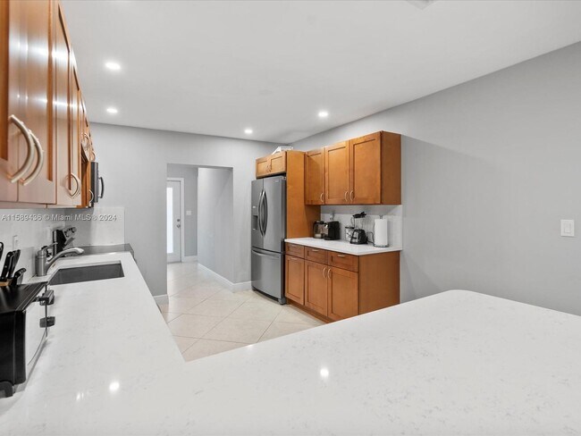 Building Photo - 5061 SW 27th Ave