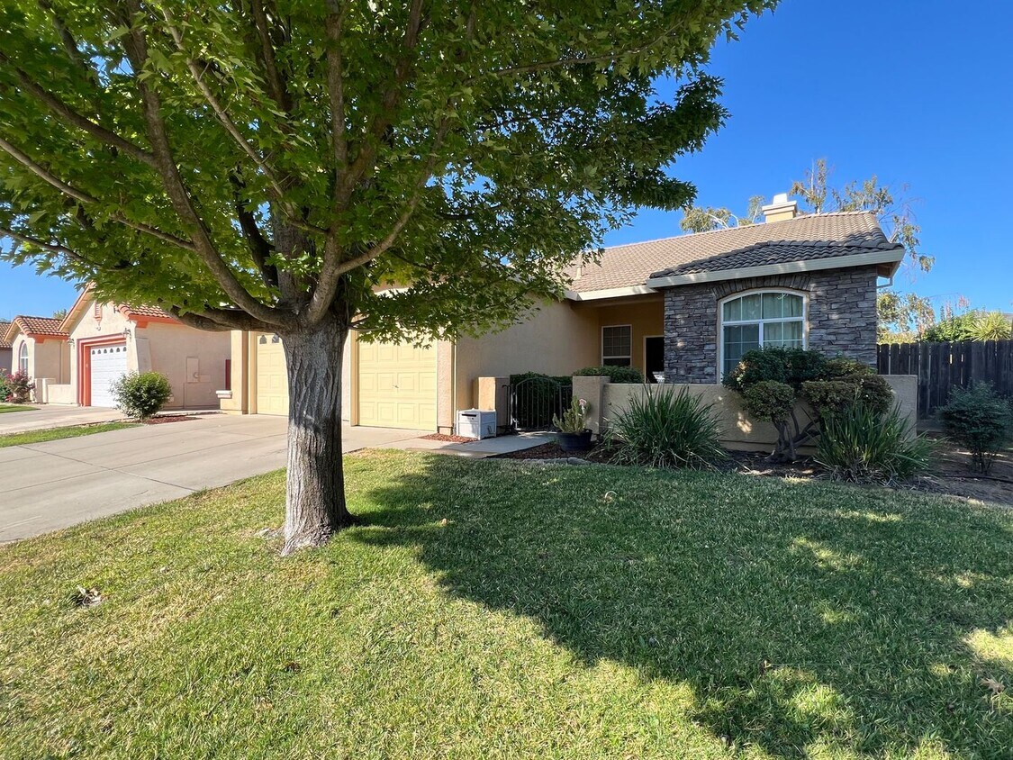 Primary Photo - 2 Bedroom Home in Elk Grove Near Morse Park