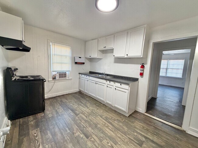 Building Photo - 2bed 1 bath Home Sweet Home