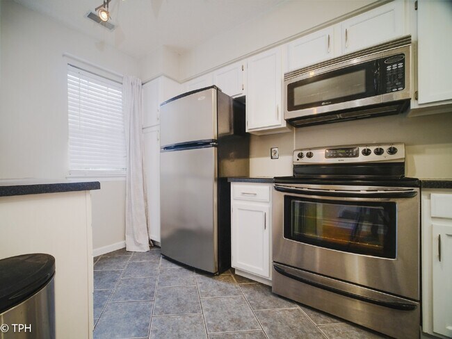 Foto del edificio - "Charming 2-Bedroom Gem with Granite Elegance in Charlotte's Heart!"