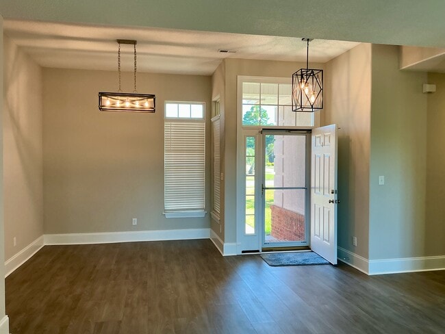 Home entrance & dining area - 546 Stonemason Dr