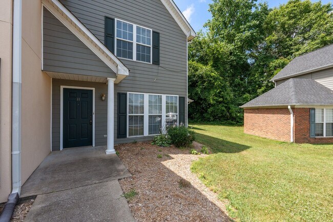 Foto del edificio - Charming 3 BR, 2.5 BA Townhome Located in ...