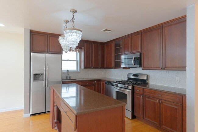 Building Photo - 260 Custer Ave