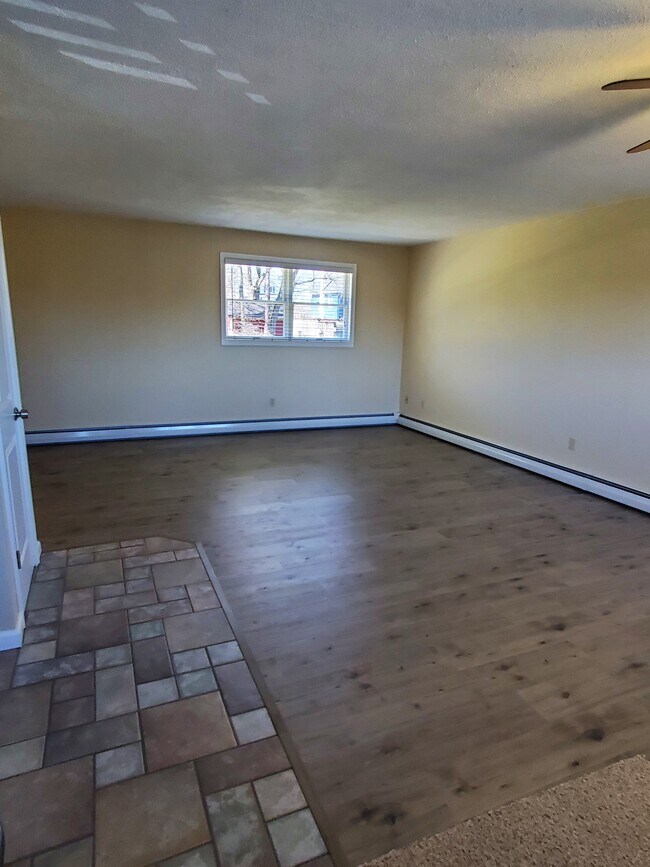 Family Room - 326 Harwood Ave