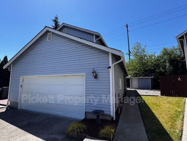 Building Photo - 600 NE Flagstone Ln