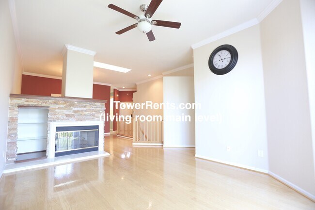 Building Photo - South SF: 3 Bedroom Town Home with Yard & ...