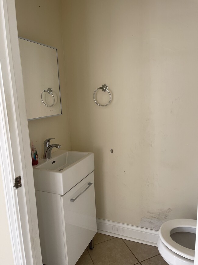 Half bath - 6521 Cheviot Rd