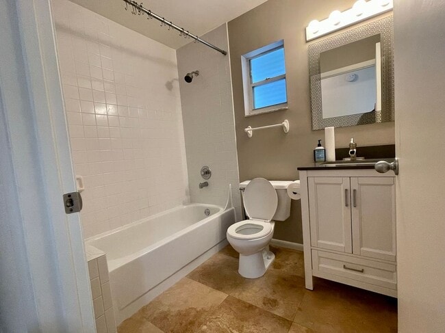 Foto del edificio - 654 Manor Dr