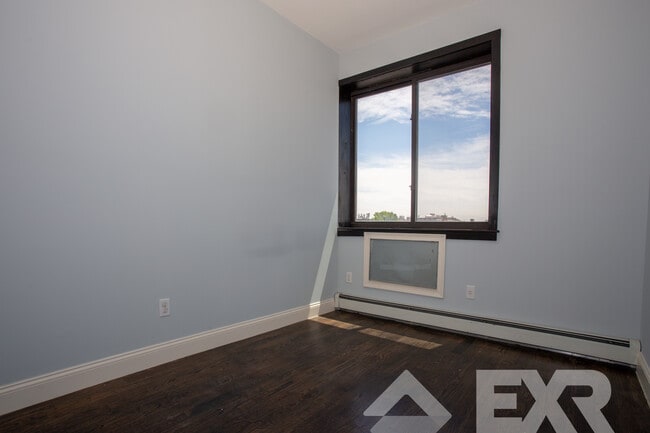 Building Photo - 39 Suydam St