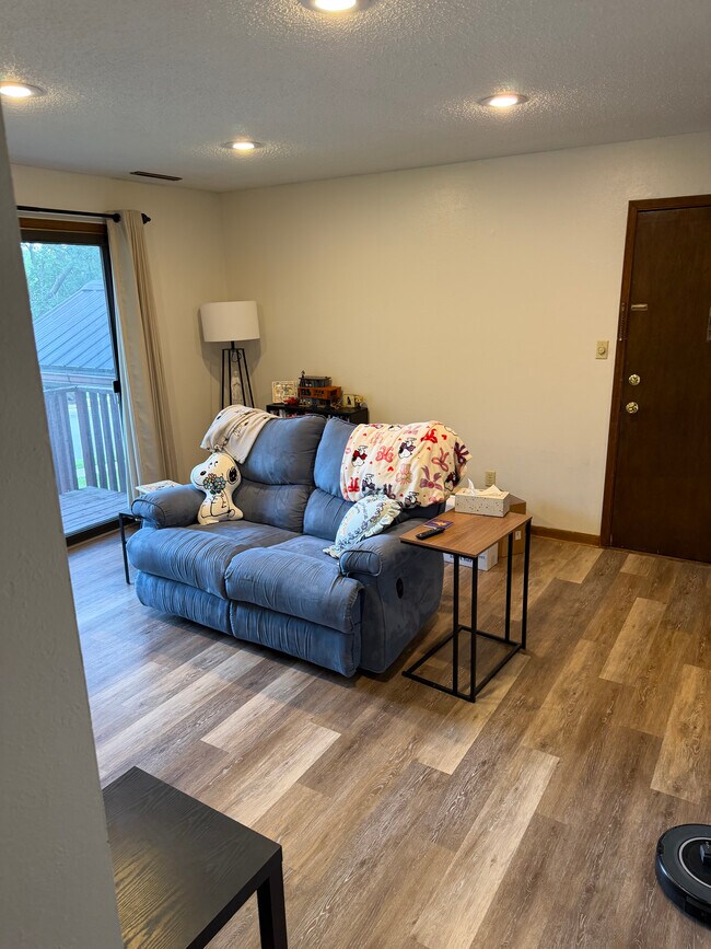 Sala de estar con puerta corrediza que da a la terraza. - 807 5th St NW