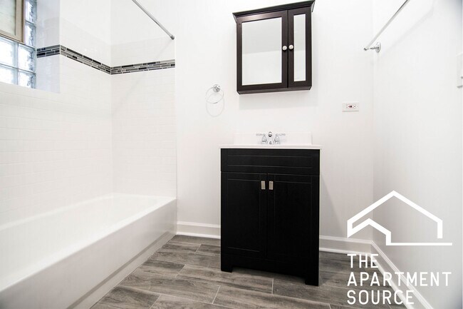 Photo - 646 W Roscoe St Apartment
