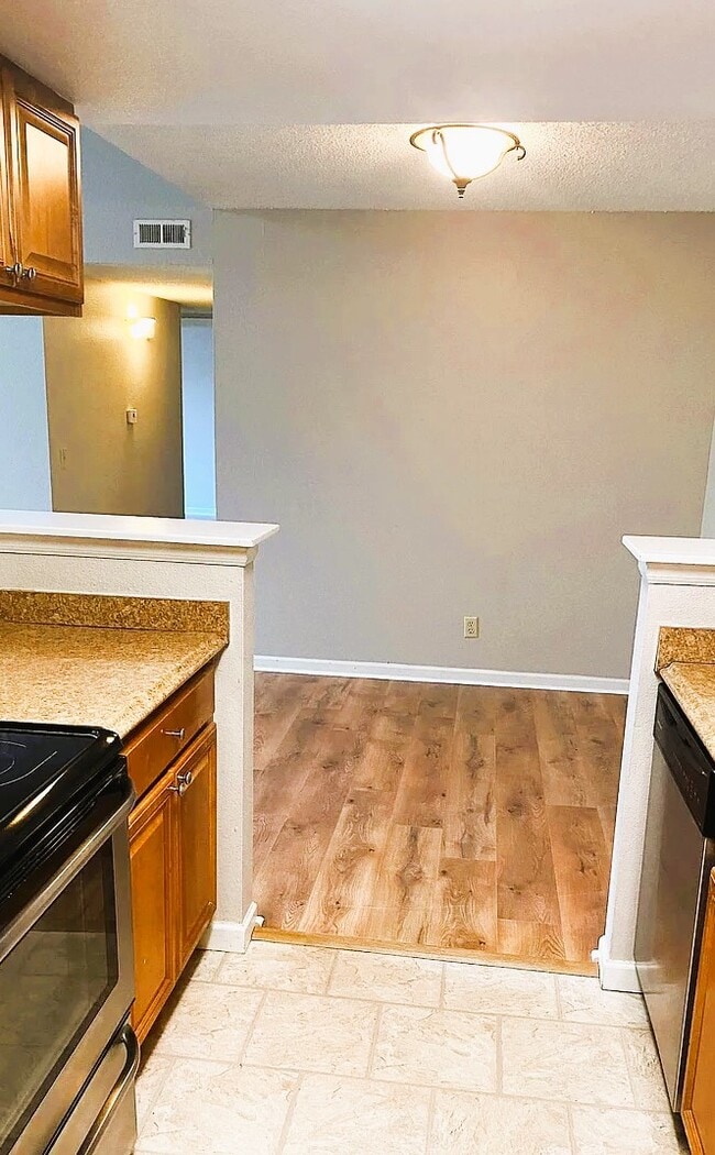 Building Photo - 8225 Fairmount Dr