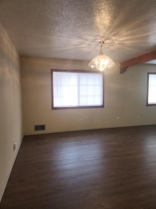 Building Photo - 8505 Hannett Ave NE