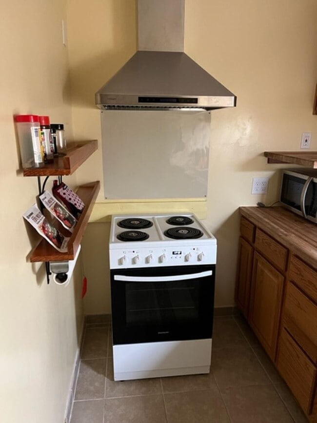 Building Photo - Furnished Efficency with Utilities Ready Now