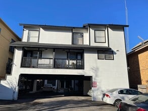 Building Photo - 912 W 22nd St