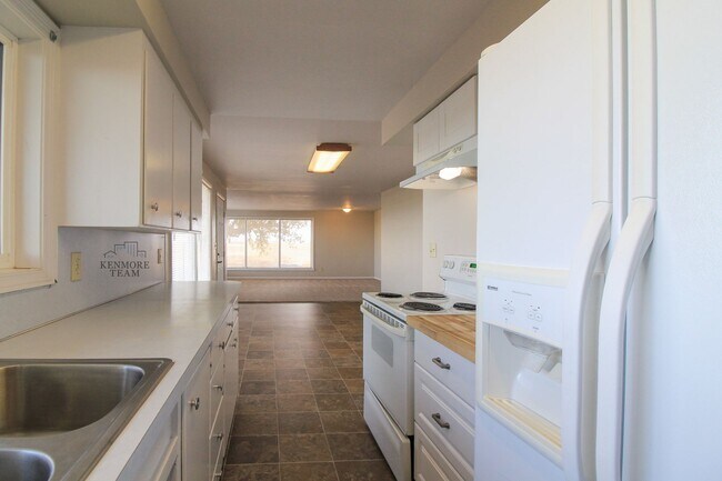 Building Photo - 2 Bedroom, 1 Bath + an Office Home in North Pasco