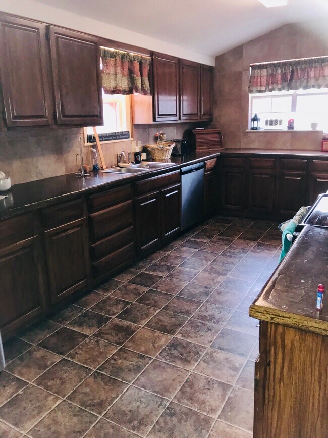Kitchen - 901 S Barbee St