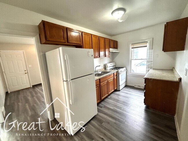 Building Photo - Stunning 3 bedroom / 1.5 bathroom house no...