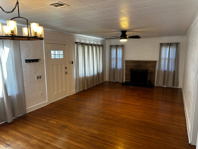 Foto del edificio - 4475 Larchwood Pl