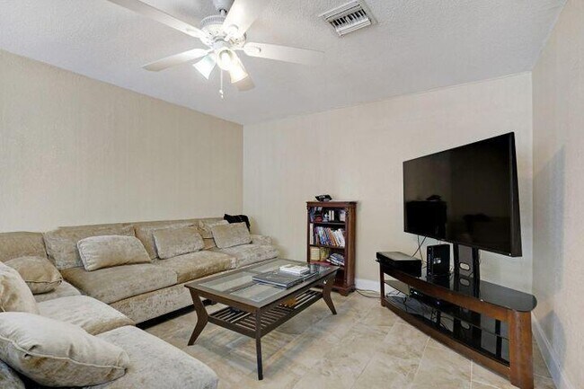 Foto del edificio - 3943 NW 4th Ave