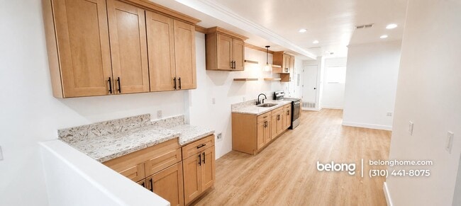 Building Photo - 1702 W 43rd St