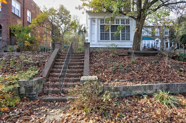 Building Photo - 2132 Mt Royal Terrace