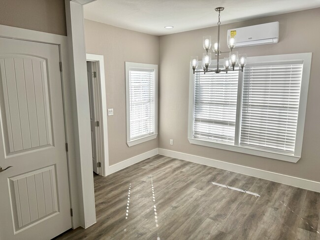 Dining area - 600 W 8th St